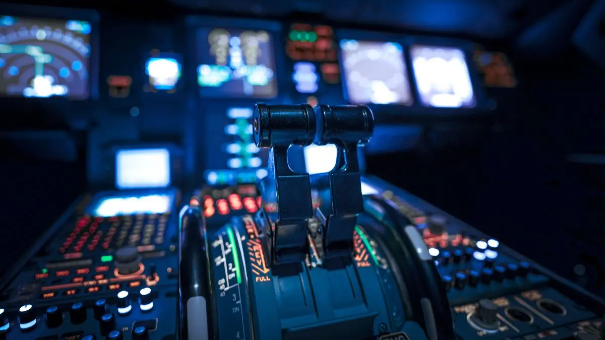 Gamers como controladores de voo? Eles podem ganhar mais de US$ 155 mil por ano A própria FAA informa que a remuneração média de controladores certificados pode ultrapassar US$ 155 mil por ano dentro de três anos após a conclusão da academia.