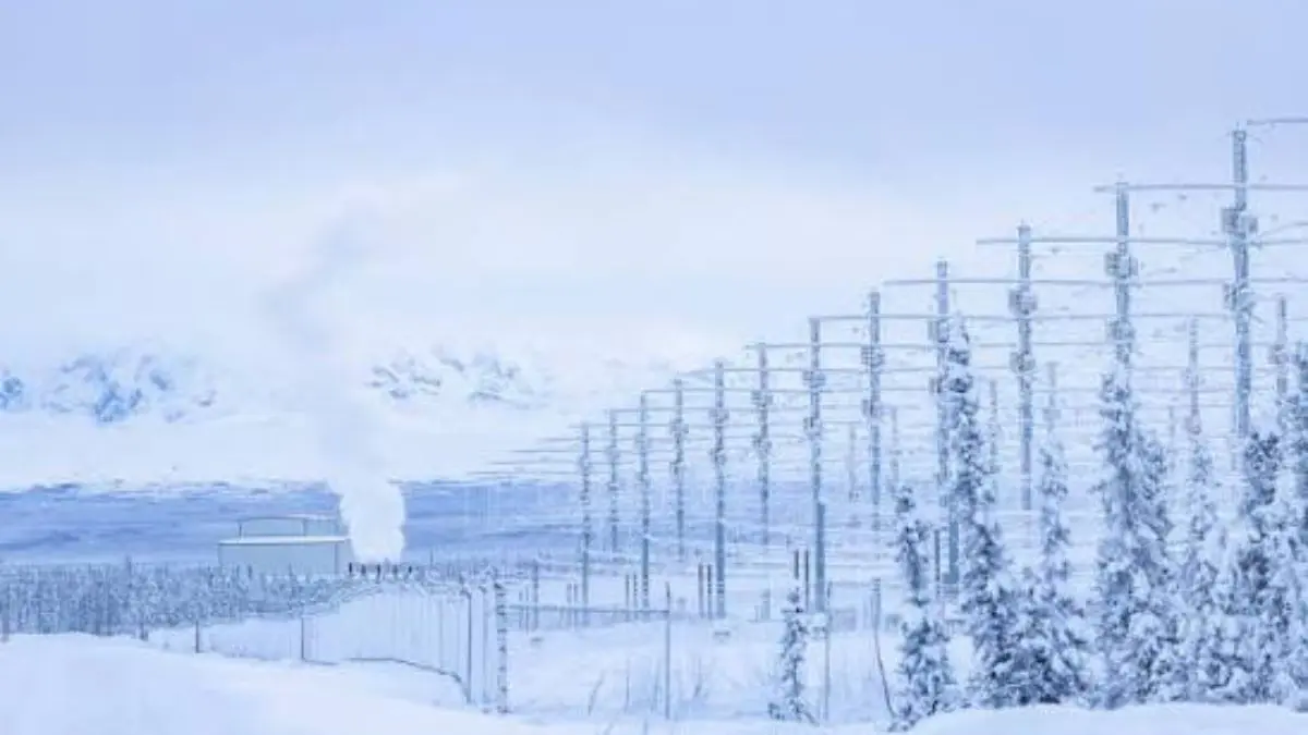 Talvez o aspecto mais fascinante do HAARP seja justamente este: a realidade já parece ficção científica antes mesmo de qualquer teoria da conspiração entrar na história.