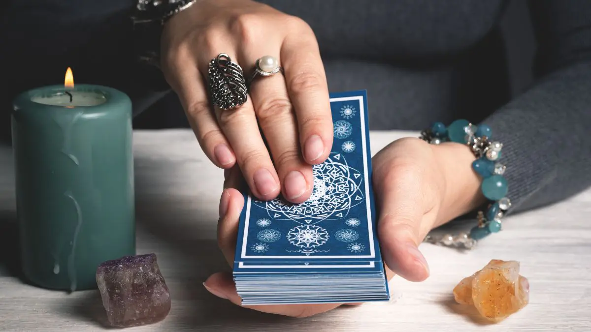 Para alguns, o tarô continua sendo uma forma de adivinhação. Para outros, funciona como ferramenta de aconselhamento, meditação, reflexão pessoal ou autoconhecimento
