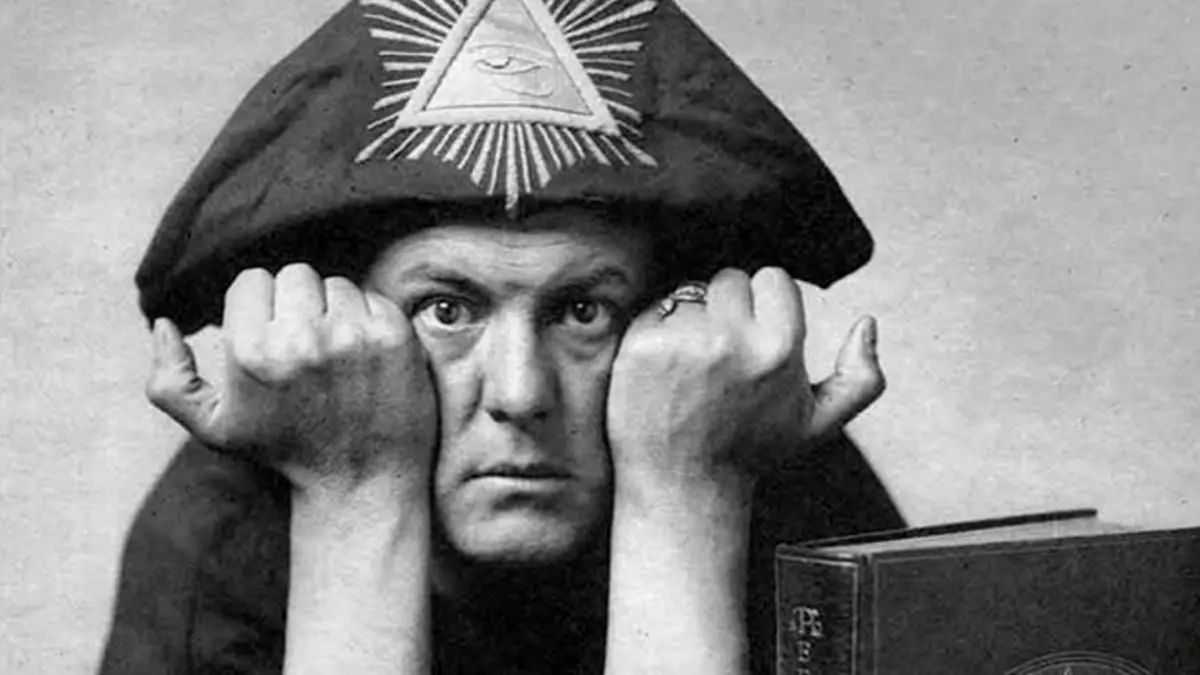 Aleister Crowley, uma das figuras mais controversas e influentes do ocultismo moderno, desenvolveu o chamado Tarô de Thoth.