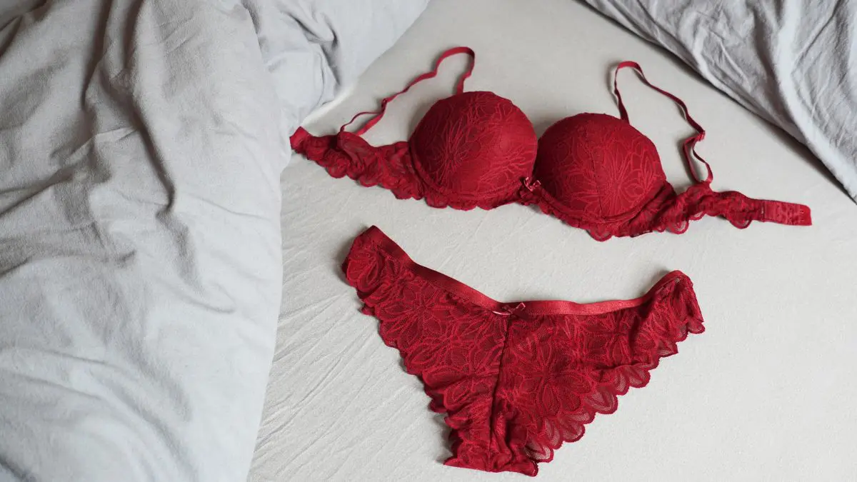 Uma peça de roupa pode carregar significados culturais, mas não funciona como um diagnóstico sobre quem uma pessoa é ou por quem ela sente atração.