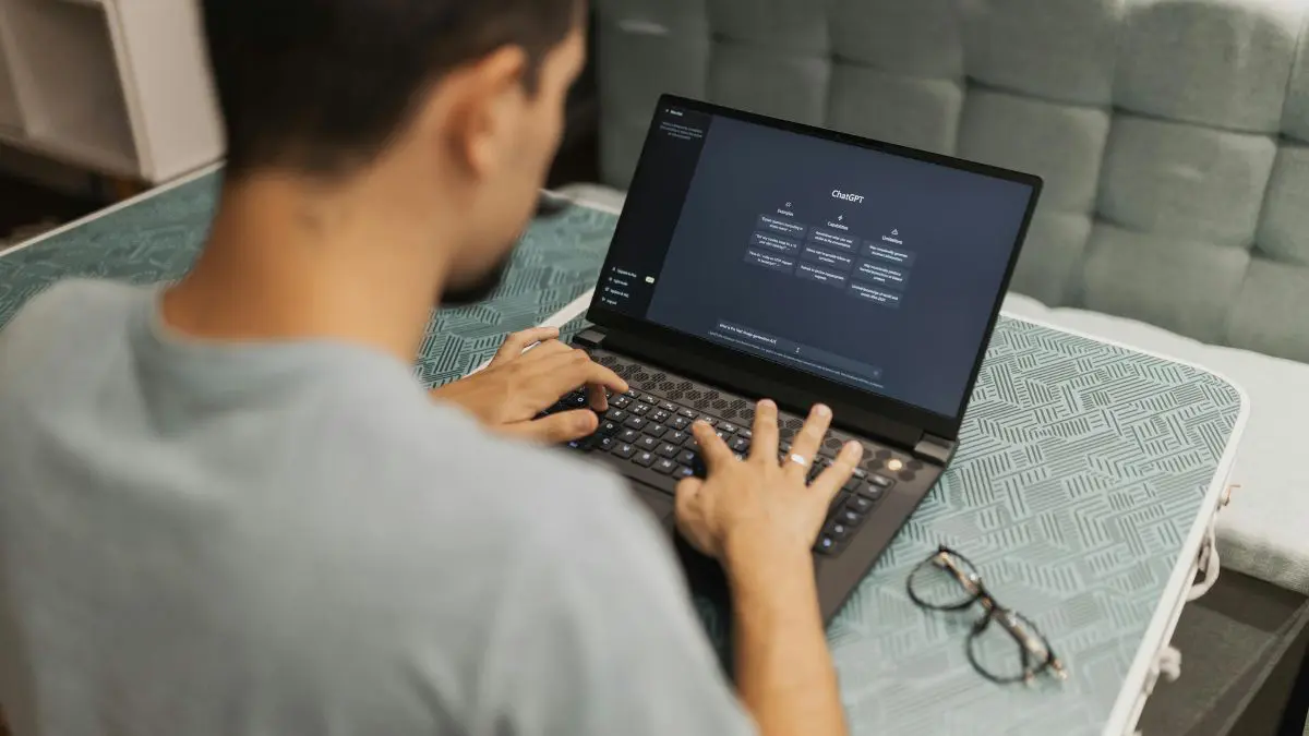 O que o ChatGPT sabe sobre você? Veja como checar e apagar seus dados Memória, histórico de conversas, arquivos enviados e uso de conteúdo para melhoria dos modelos são mecanismos diferentes