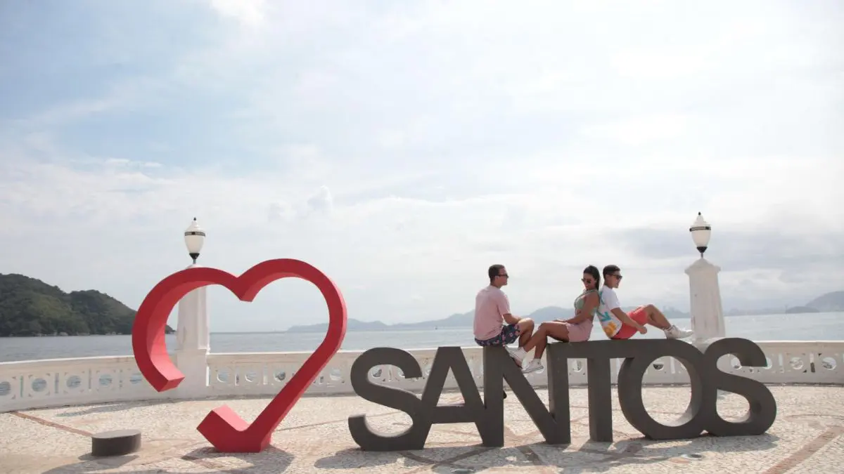 Conheça o paraíso dos idosos no Brasil, cidade com 107 centenários Ter 107 centenários não transforma Santos em uma fonte da juventude, mas revela uma cidade que precisa organizar sua estrutura para uma população cada vez mais velha.
