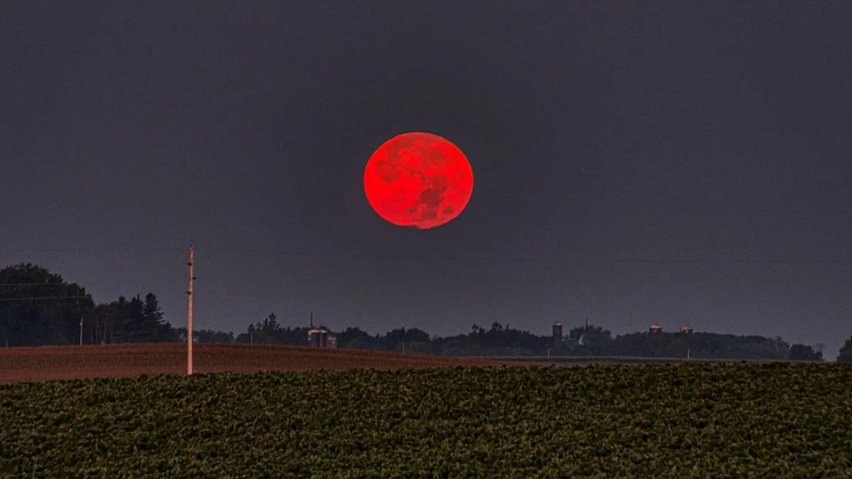 O eclipse será parcial, mas tão profundo que visualmente poderá lembrar muito um eclipse total durante seus minutos mais intensos.