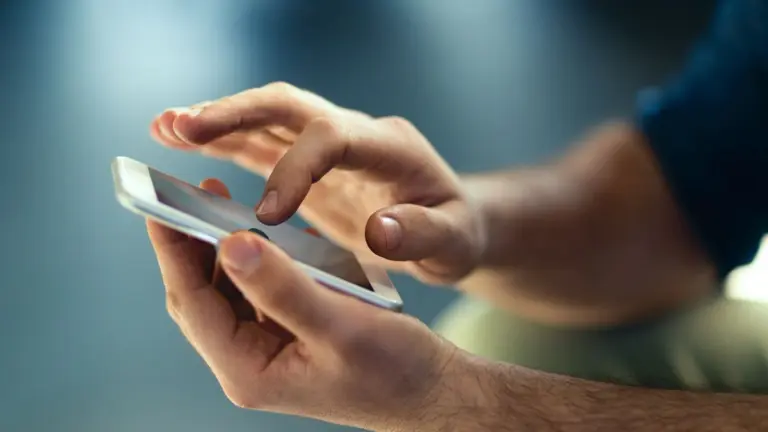 Lavar as mãos e imediatamente pegar um celular contaminado pode reduzir parte do benefício daquela higienização.