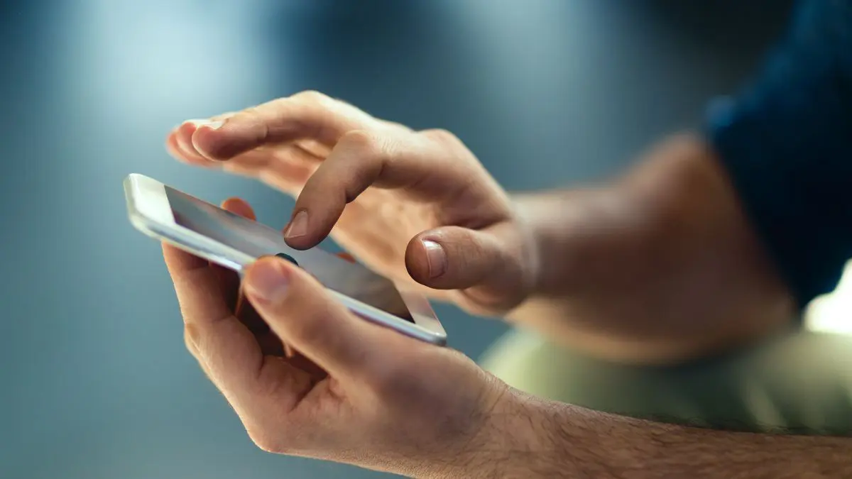 Lavar as mãos e imediatamente pegar um celular contaminado pode reduzir parte do benefício daquela higienização.