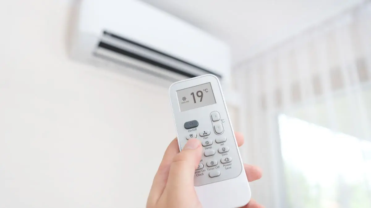 Ventilador, climatizador ou ar-condicionado: qual escolher para a sua casa? Quando o ar já está carregado de umidade, adicionar ainda mais água pode tornar o ambiente desagradável e reduzir bastante a eficiência do processo evaporativo.