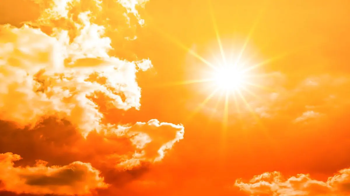 Ventilador, climatizador ou ar-condicionado: qual escolher para a sua casa? É a diferença entre sentir uma corrente de ar mais agradável e transformar um quarto de 30 °C em um ambiente mantido, por exemplo, a 23 °C.