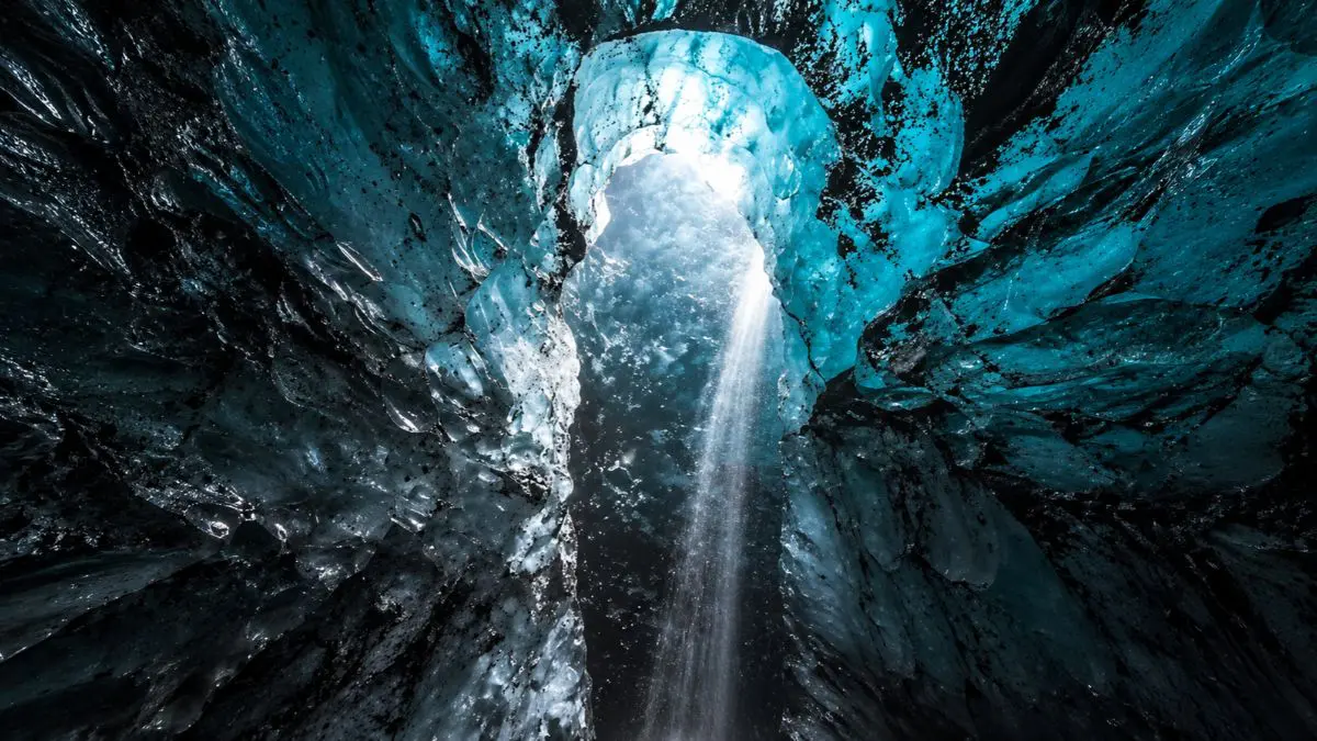 Essa caverna na Islândia parece um portal para outra dimensão As cavidades que podem surgir nesse ambiente são temporárias. Uma passagem registrada em determinada época pode mudar de formato, desaparecer ou deixar de ser acessível