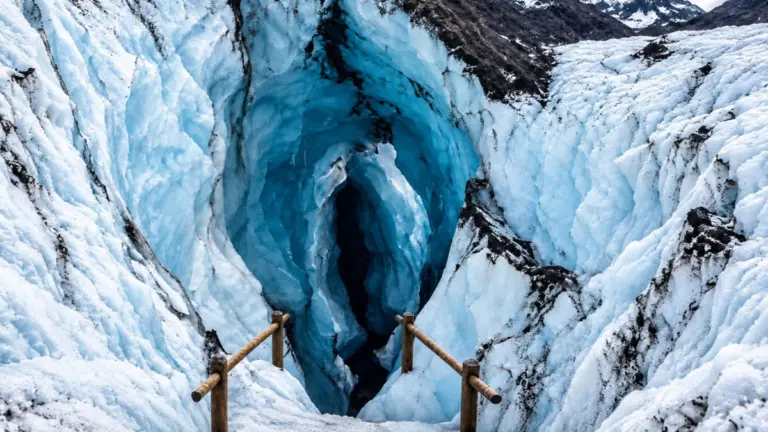 Essa caverna na Islândia parece um portal para outra dimensão