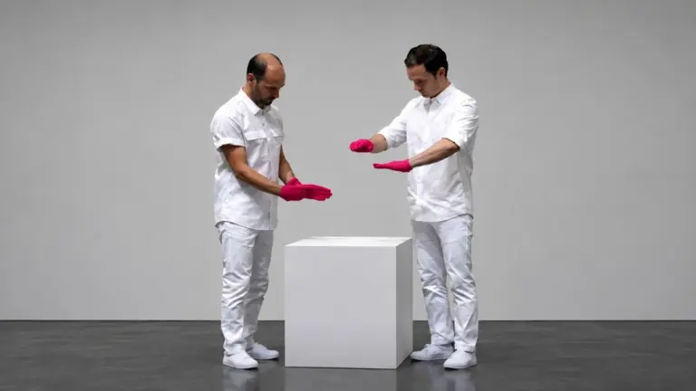 Artista italiano vendeu escultura invisível por cerca de 18 mil dólares
