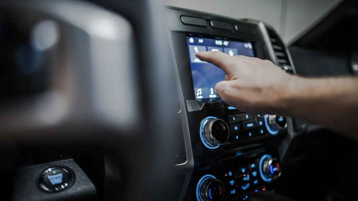 Atenção! Centrais multimídia de carros viram novo alvo de hackers Para uma botnet, uma central multimídia conectada é mais um computador disponível, mesmo que esteja estacionado dentro de um carro.