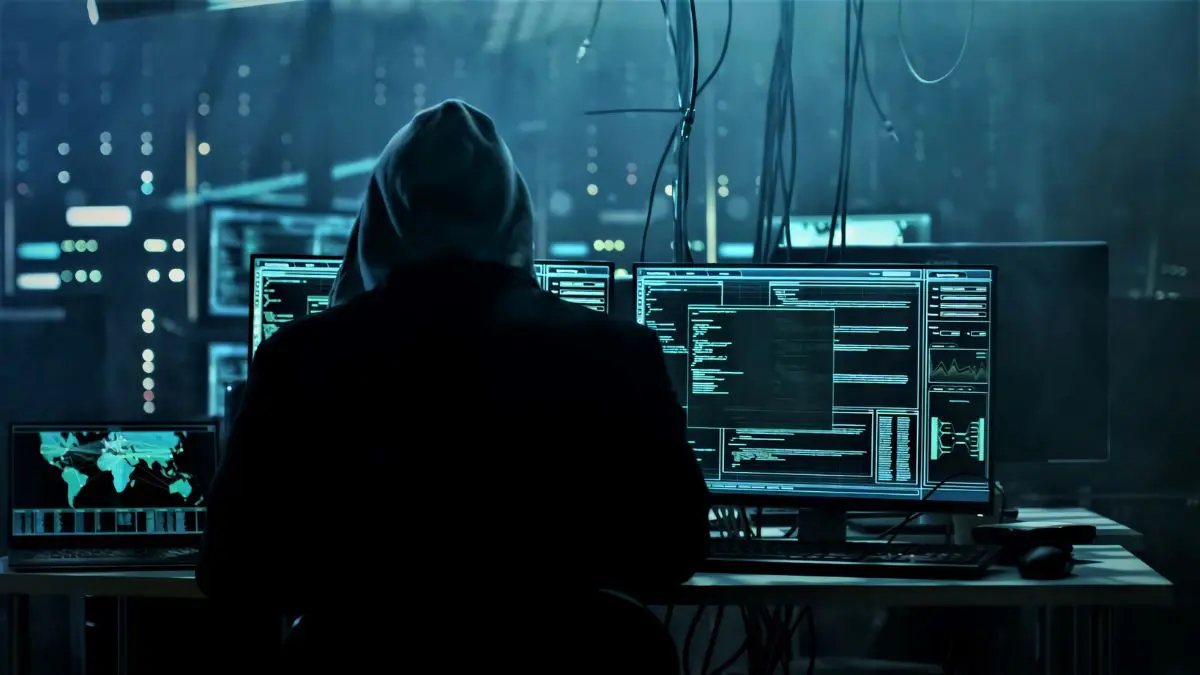 Atenção! Centrais multimídia de carros viram novo alvo de hackers O malware enviava aos criminosos informações como modelo do equipamento, resolução da tela, endereço MAC e nome da rede Wi-Fi conectada