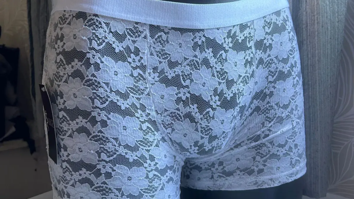 Uma pe&ccedil;a de roupa n&atilde;o muda a identidade de quem a usa, mas pode revelar quanto a sociedade ainda tenta controlar a apar&ecirc;ncia das pessoas.