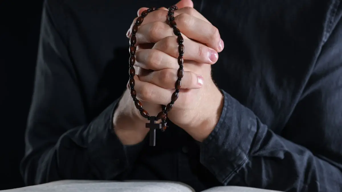 Brasil é 87% cristão mas número de ateus triplica, revelam dados do IBGE O Brasil permanece majoritariamente cristão, mas as formas de acreditar, participar de uma igreja e definir a própria identidade religiosa estão mudando.