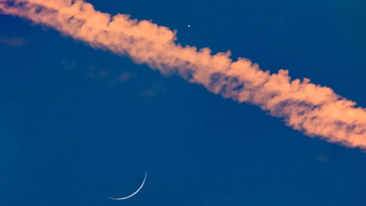 Lua e Vênus se encontrarão no céu nesta noite. Saiba como observar no interior de São Paulo, a previsão astronômica indica que Lua e Vênus estarão visíveis por volta das 18h19, aproximadamente 36 graus acima do horizonte oeste