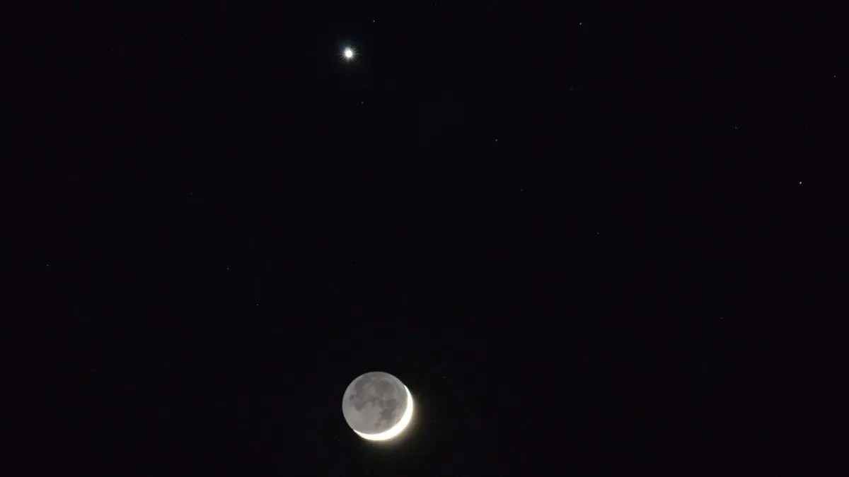 Lua e Vênus se encontrarão no céu nesta noite. Saiba como observar Observar sem equipamentos pode ser a melhor maneira de perceber os dois astros compondo a mesma paisagem, principalmente quando o horizonte ainda estiver tingido pelas cores do entardecer