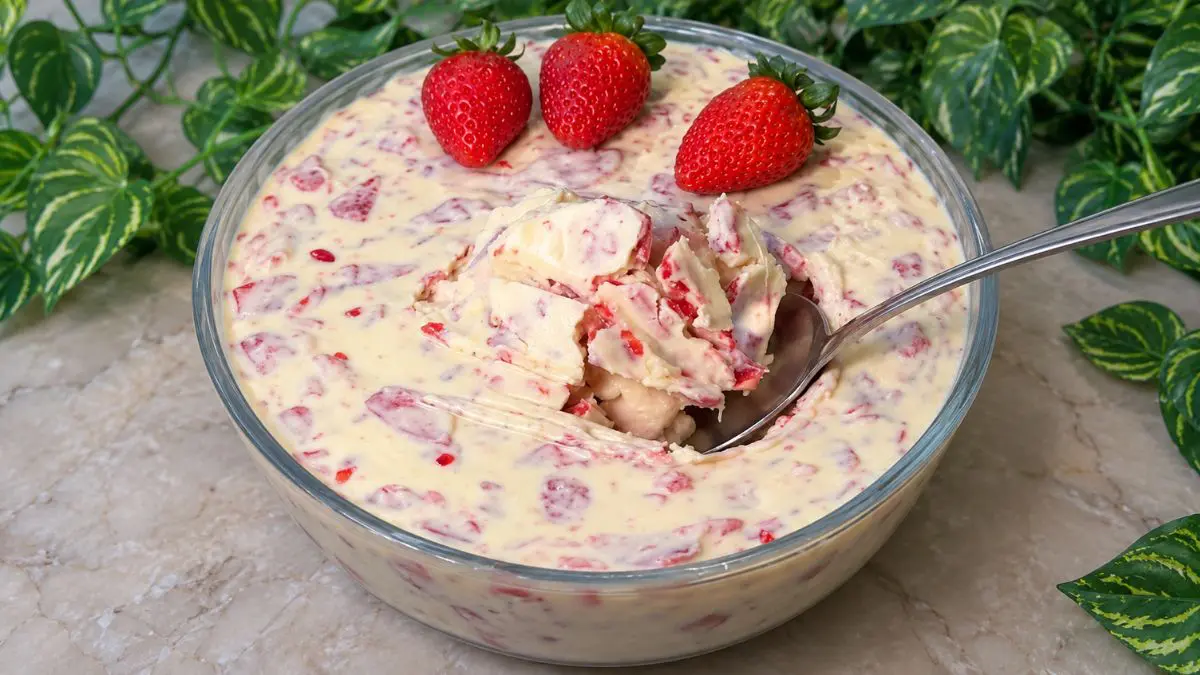 O segredo do morango cravejado est&aacute; no contraste: fruta fresca, brigadeiro cremoso e pequenos estalos de caramelo.