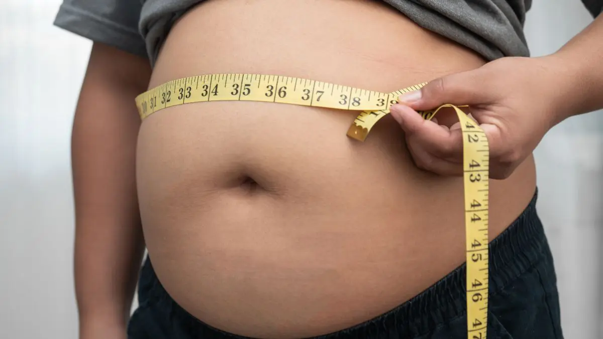 Quando perdemos peso, a gordura não desaparece. Descubra para onde ela vai A gordura que desaparece da cintura não deixa de existir. Seus átomos são reorganizados e saem do corpo principalmente pelo ar que expiramos.