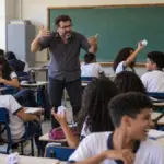 Professor brasileiro perde 21% do tempo de aula para tentar manter disciplina