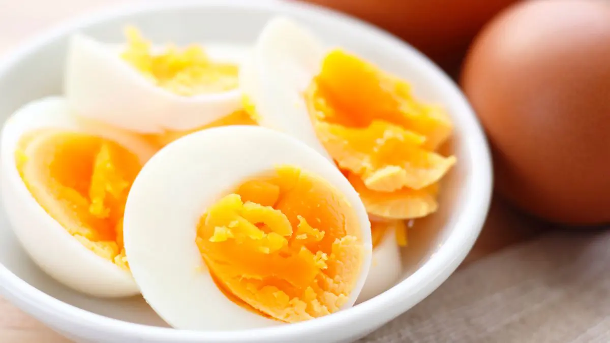 Quantos ovos comer por dia sem aumentar o colesterol? A resposta mudou Um ovo grande oferece aproximadamente 6 gramas de proteína, além de colina, selênio, vitaminas do complexo B e pequenas quantidades de vitamina D