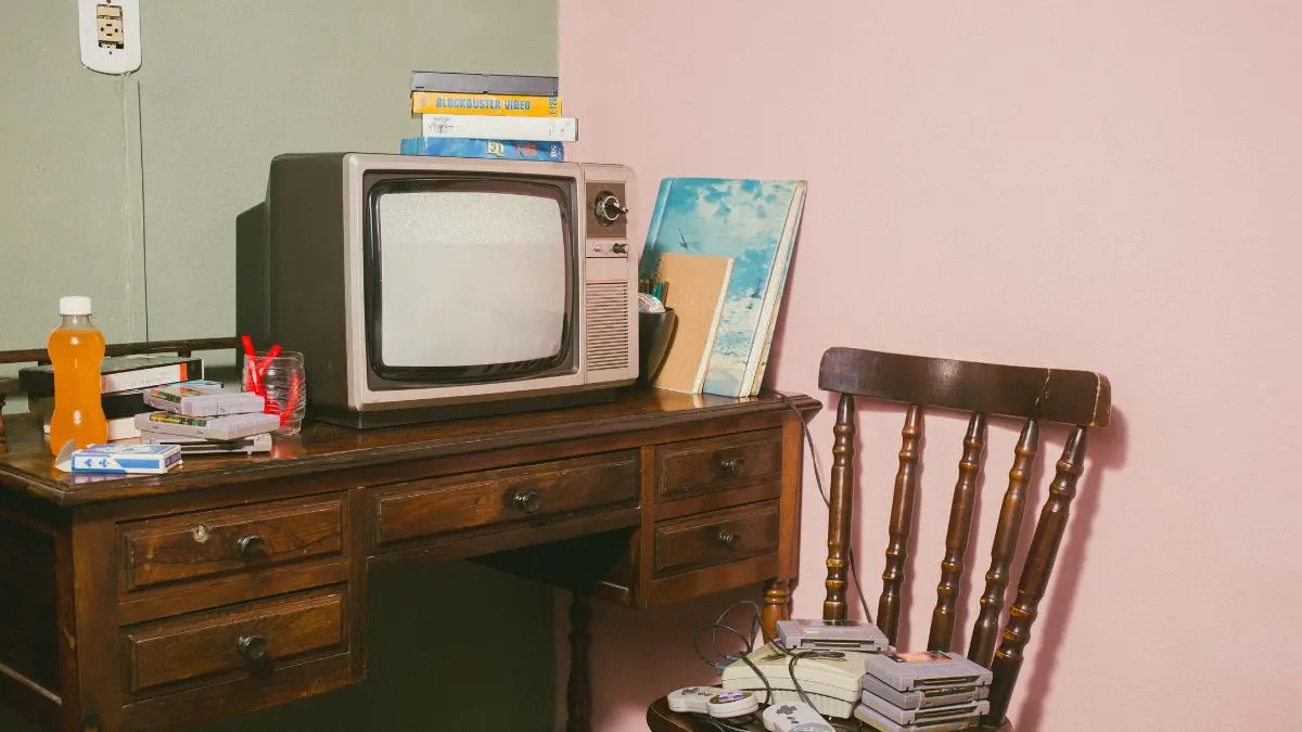 A resposta envolve nostalgia, mem&oacute;ria afetiva, constru&ccedil;&atilde;o de identidade, desejo de pertencimento e uma compara&ccedil;&atilde;o silenciosa entre a vida contempor&acirc;nea e um passado cuidadosamente editado.