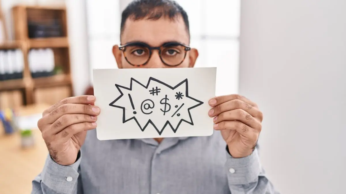 Vai praquele lugar! Xingar traz cinco benefícios para a saúde Xingar não transforma automaticamente uma pessoa em alguém mais inteligente ou honesto, mas pode revelar como emoção, linguagem e comportamento social estão profundamente conectados.