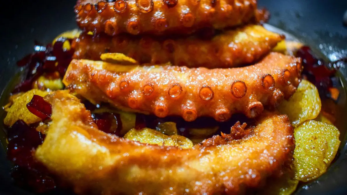 Já imaginou que existe bacon de polvo? Entenda se é realmente saudável Na cozinha, a ideia é aproximar o polvo da experiência de sabor proporcionada pelo bacon, recorrendo, por exemplo, à defumação