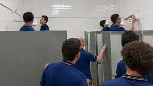 Já imaginou aprender a trocar chuveiro na escola? Aula em MG chama atenção