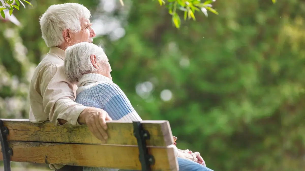 Uma pessoa adulta tem apenas 1 chance em 562 de encontrar o verdadeiro amor Além disso, conhecer alguém, sentir atração, começar a namorar e construir uma relação duradoura são acontecimentos diferentes