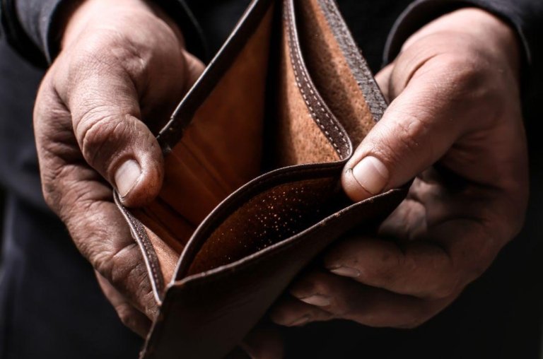 4 em 10 brasileiros gastam tudo o que ganham em 36 horas