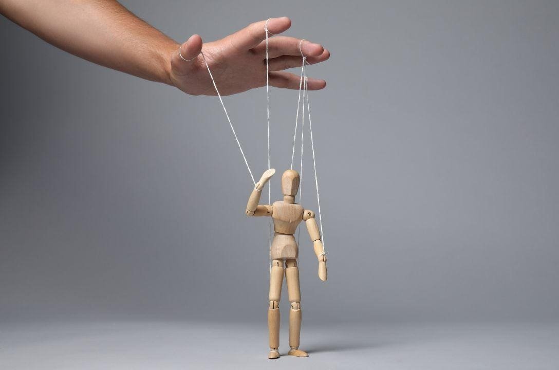 7 Truques psicológicos que manipulam você diariamente (e como escapar!)