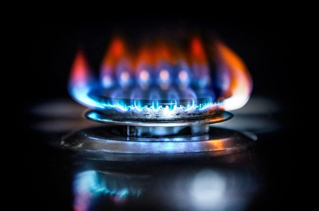 A chama do seu fogão está laranja? Saiba como resolver!