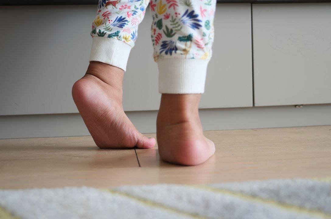 Andar descalço dá resfriado? E a friagem? A ciência responde!