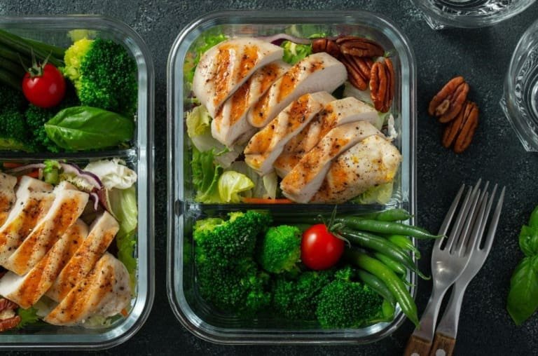 Aproveite o domingo para fazer marmitas para a semana inteira. Economize e cuide da saúde.