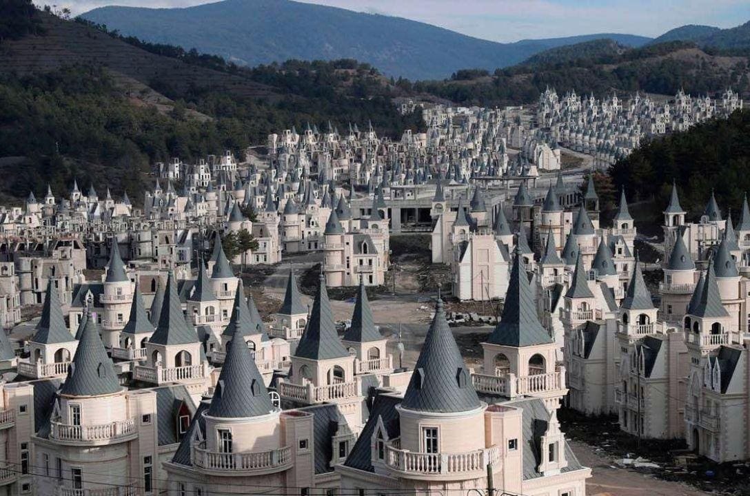 Assustadora cidade fantasma na Turquia abriga 587 castelos abandonados