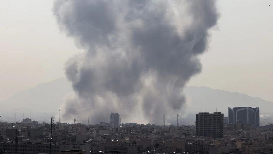 Ataques ao Irã: entenda a escalada que levou à guerra Uma coluna de fumaça se eleva após uma explosão em Teerã, em 28 de fevereiro de 2026. | Crédito: ATTA KENARE / AFP