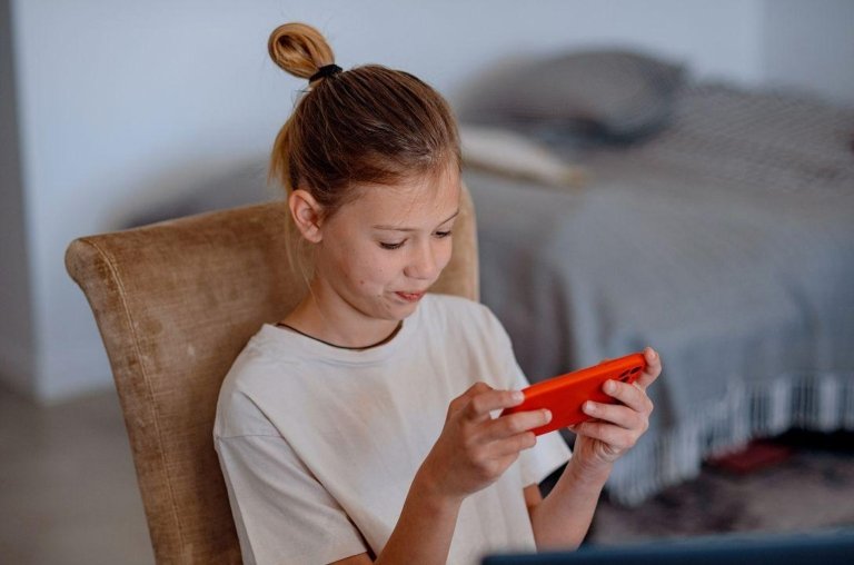 Austrália bane redes sociais para menores de 16 anos