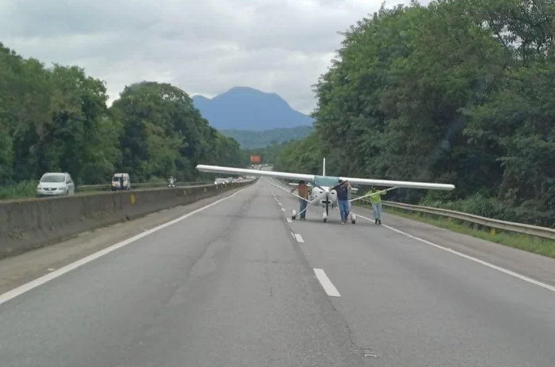 Avião fez pouso forçado na BR-101 em Santa Catarina. Veja: o vídeo: