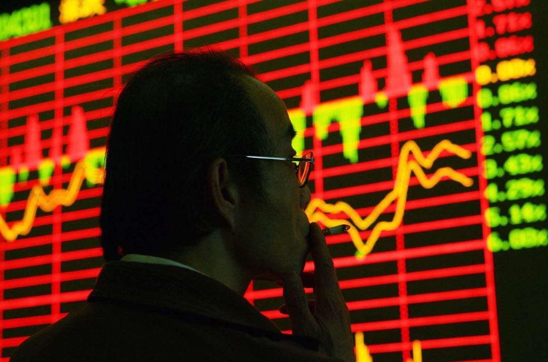 Bolsa de Hong Kong teve a pior queda em único dia desde 1997