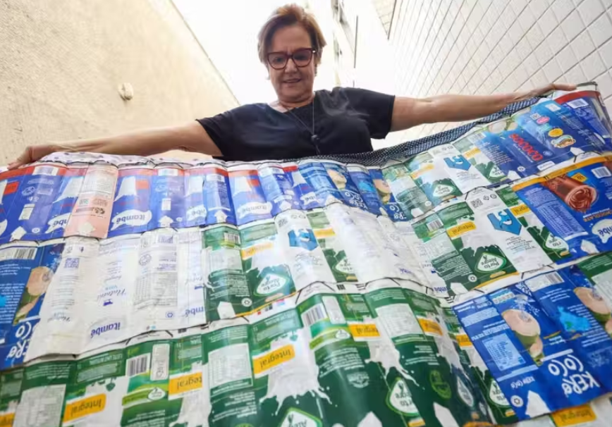 Brasileiros Convertem Caixas e Nylon de Guarda-Chuva em Sacos de Dormir para Combater Vulnerabilidade Social