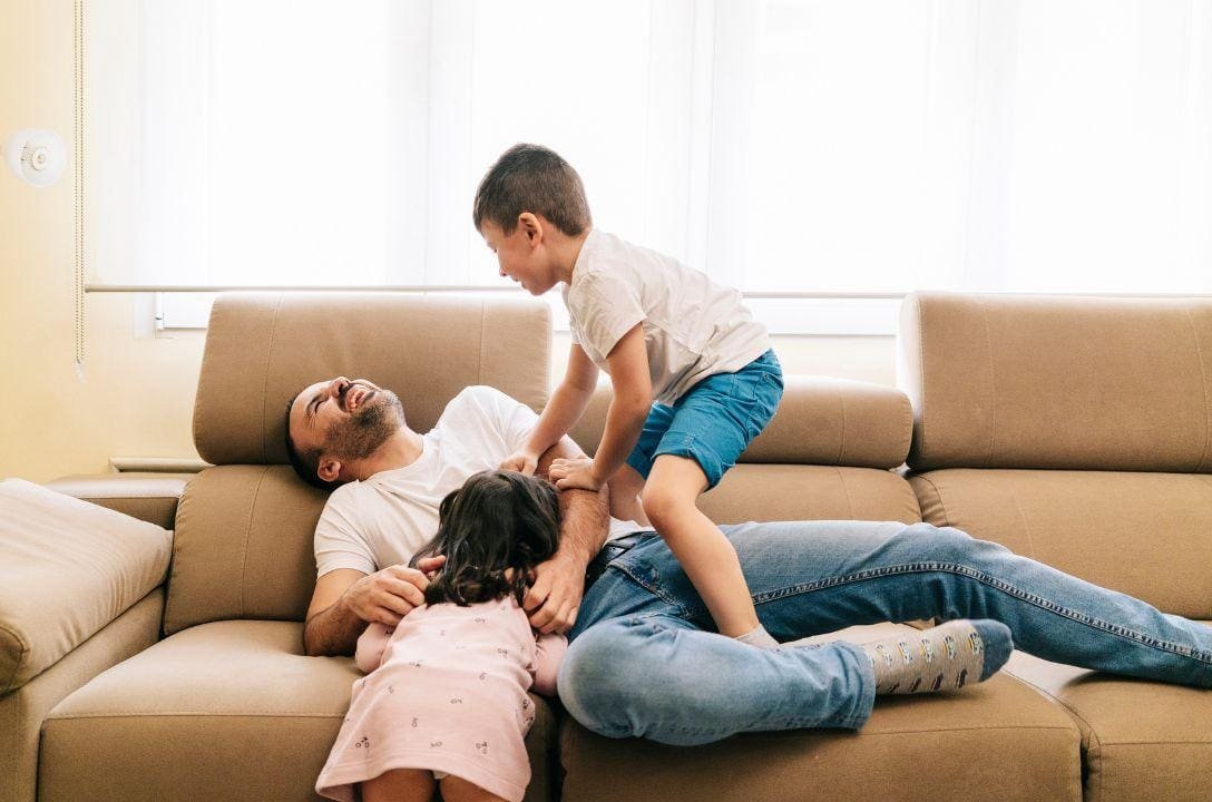 Brincar de lutinha com seus filhos faz bem pra saúde deles