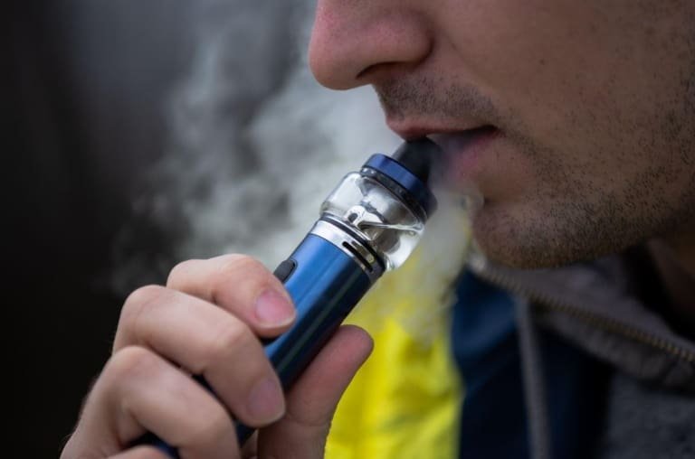 Busca por “vape” e “rouquidão” cresce e levanta preocupação