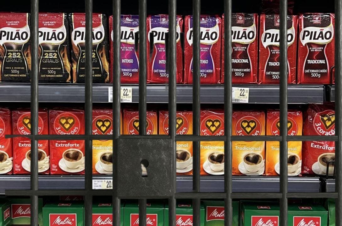 Café atrás das grades no mercado - o que está acontecendo?