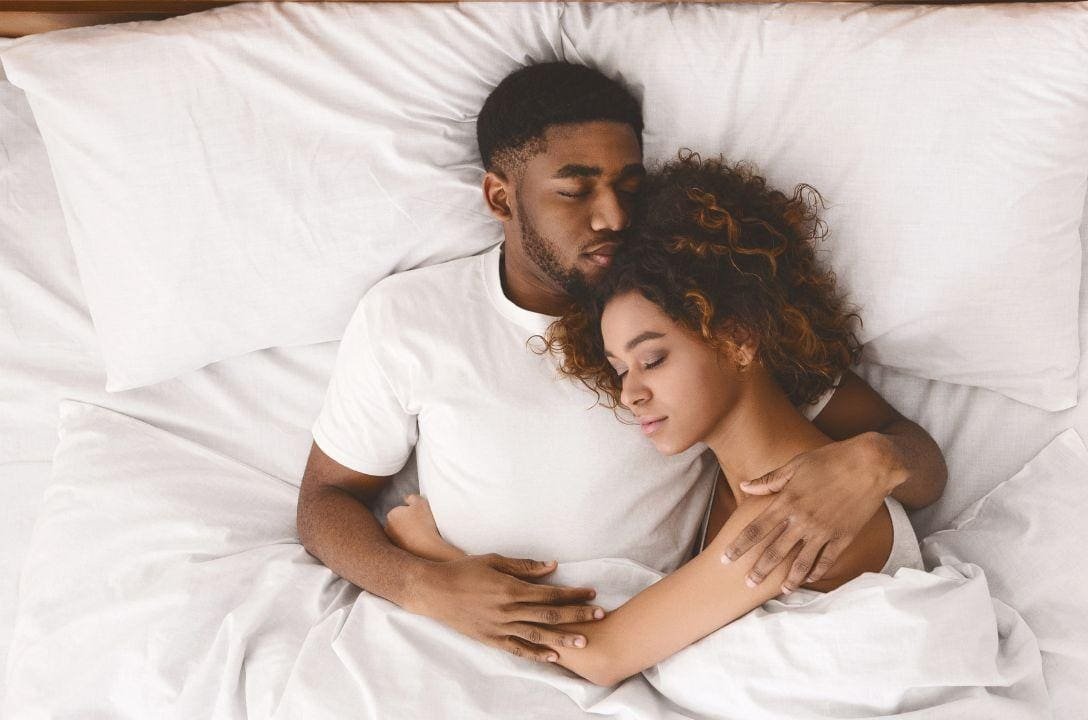 Carinho da parceira alivia o estresse de 82% dos homens