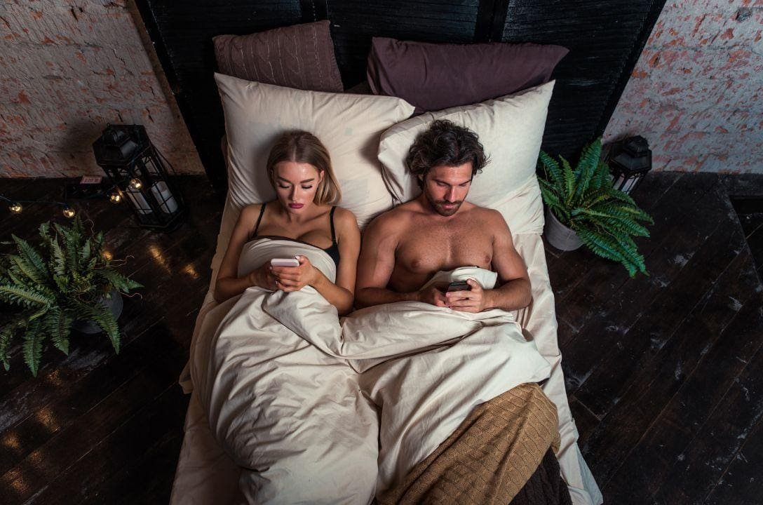 Casais fazem menos sexo por causa de celular e redes sociais