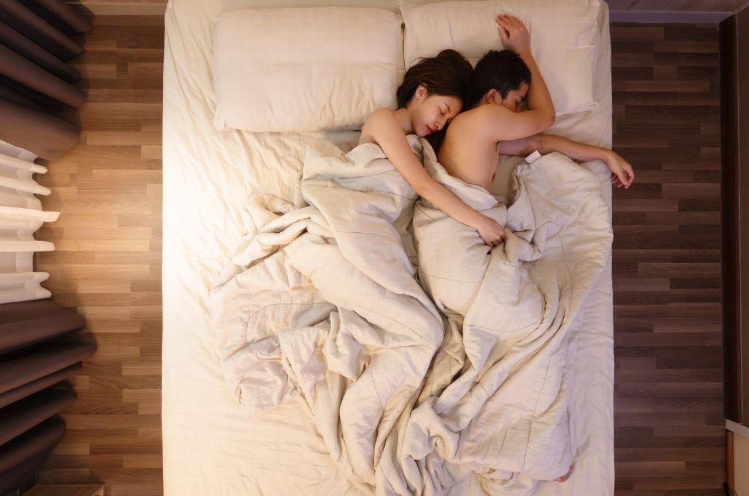 Casais que dormem nus são mais felizes, revela estudo