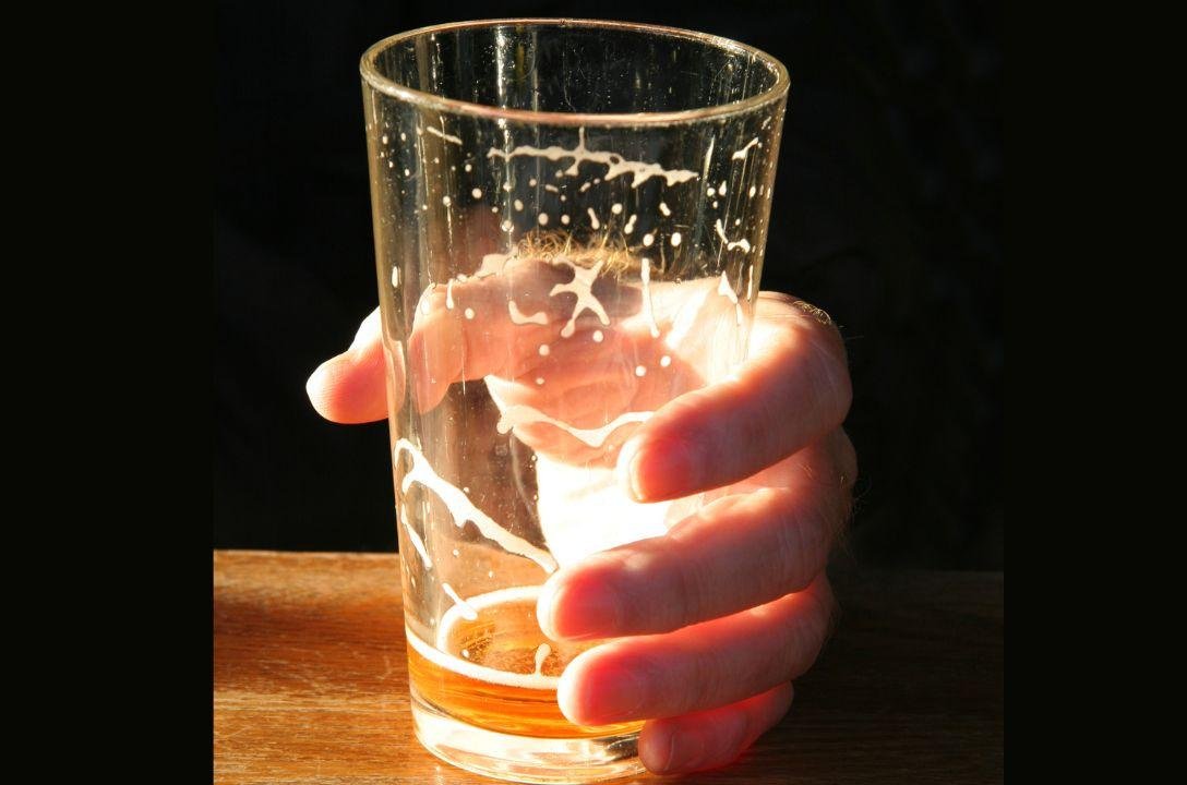 Cenosilicafobia é o medo curioso de um copo de cerveja vazio