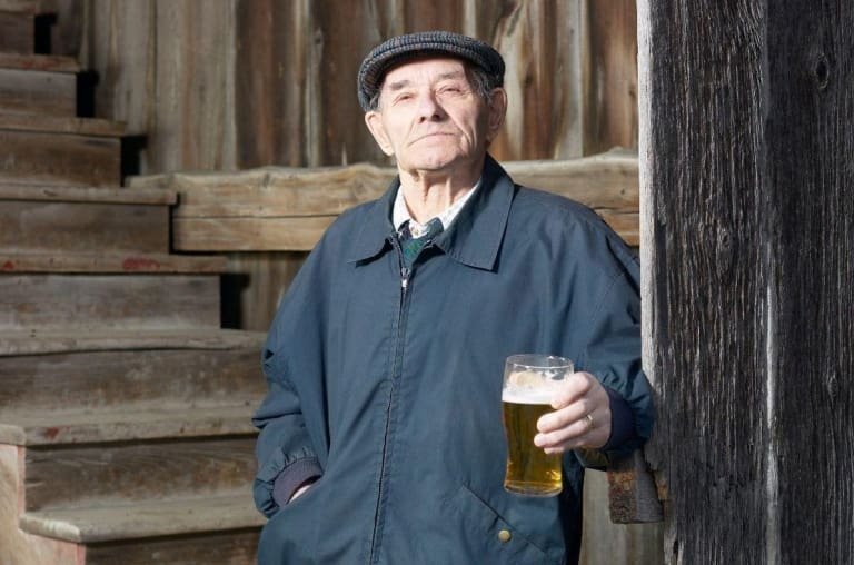 Cerveja pode prevenir o Alzheimer, segundo pesquisa. Já imaginou isso?