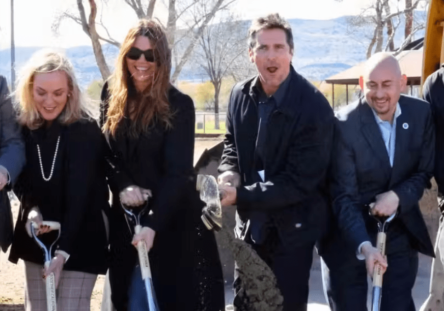 Christian Bale Realiza Sonho Humanitário: Constrói 12 Casas para Manter Irmãos Órfãos Juntos